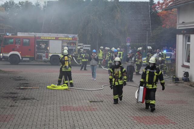 Am Einsatzort sind unter den 50 Feuerwehrleuten aus der Samtgemeinde Jesteburg nur zwölf Atemschutzgeräteträger - zu wenig für den Einsatz. Die Feuerwehr Holm wird deshalb zur Verstärkung angefordert - das war im Übungsszenario eigentlich nicht vorgesehen