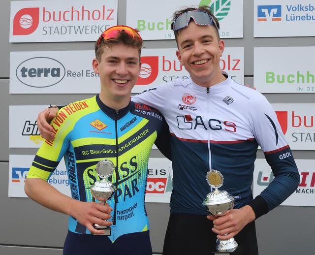Im Hauptrennen der Junioren U19 gewann Noa Metzler (re.) vor Jasper Schröder