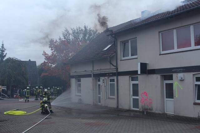 Aus dem Nachbargebäude dringt bereits Rauch
