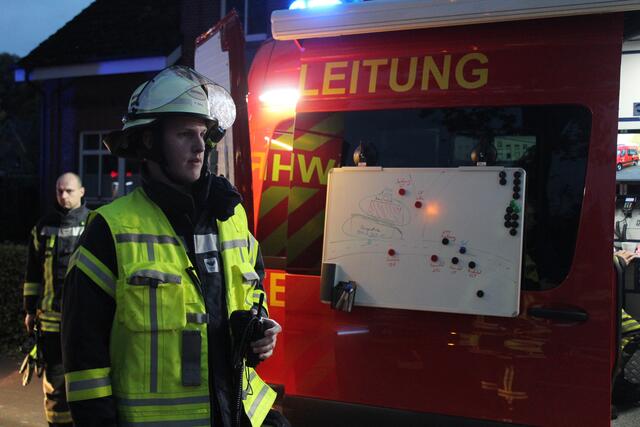 Die Einsatzleitung skizziert die Lage am Whiteboard
