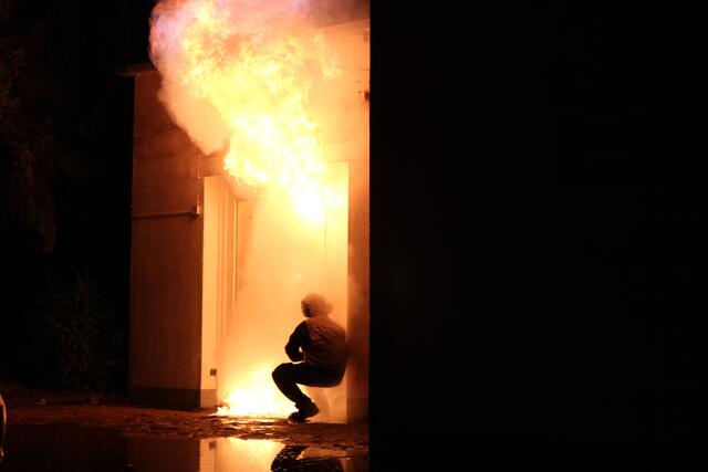Beim öffnen der Tür dringt ein Feuerball nach Außen - alles Teil der Übung