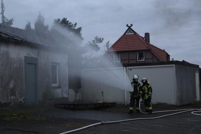 Die Feuerwehrleute versuchen durch das Kühlen der umliegenden Gebäude zu verhindern, dass der Brand übergreift