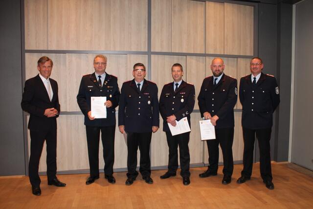 Bürgermeister Jan-Hendrik Röhse (v. li.) berief Volker Kleeblatt (Dibbersen), Andreas Lachmann, Christian Matzat (beide Trelde) Oliver Kluth und Jens Meyer (beide Sprötze) ins Ehrenbeamtenverhältnis