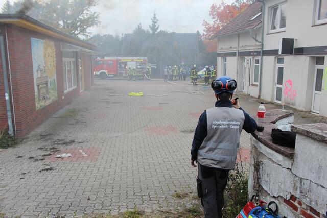 Die Samtgemeinde-Feuerwehr beginnt mit dem Löscheinsatz. "Die Notfalltrainer" starten nacheinander verschiedene Pyrotechnische Effekte