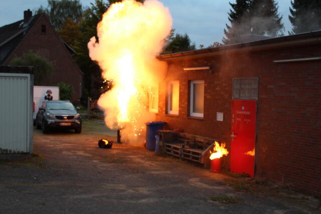 Eine Mülltonne explodiert