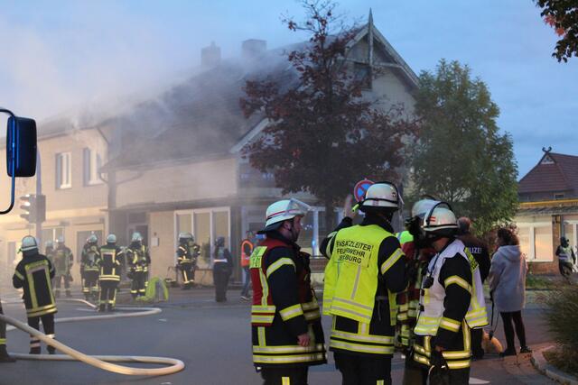Die Brandschützer machen sich daran, das Nachbargebäude auch von Innen zu Löschen
