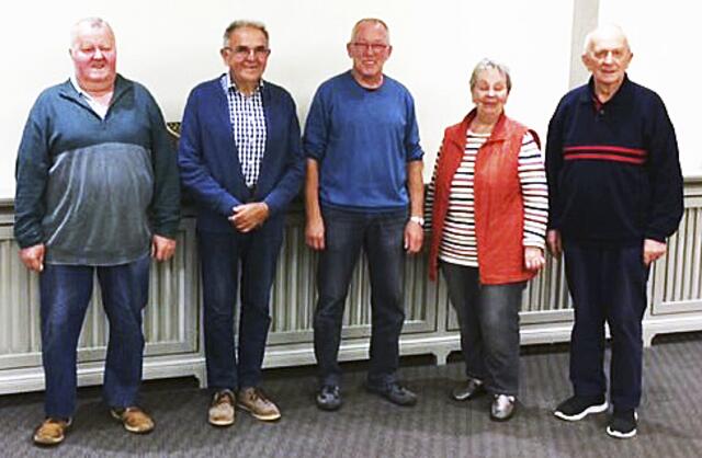 Vorstand und Geehrte (v. li.): Peter Merkens,Vorsitzender Heinrich Benecke,  Werner Schruhl, Bezirksvorsitzende Ursel 
Wesemann und Dieter Schöneberg | Foto: Schruhl