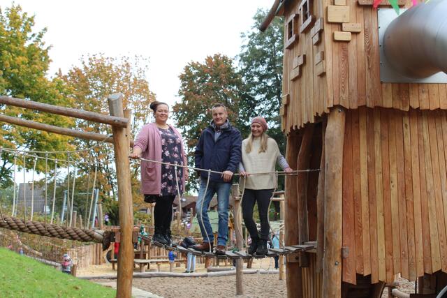 Es ist unglaublich, was der Förderverein Jesteburger Spielplätze, allen voran Annika Sommer (Foto, li.), Frank Borgstedt und Anett Vandersee, am Seeveufer in Jesteburg auf die Beine gestellt hat: In nur einem Jahr wurde aus einem vernachlässigten Spielplatz der "JestePark" - eine naturnahe Spiel- und Bewegungslandschaft auf 7.500 Quadratmetern