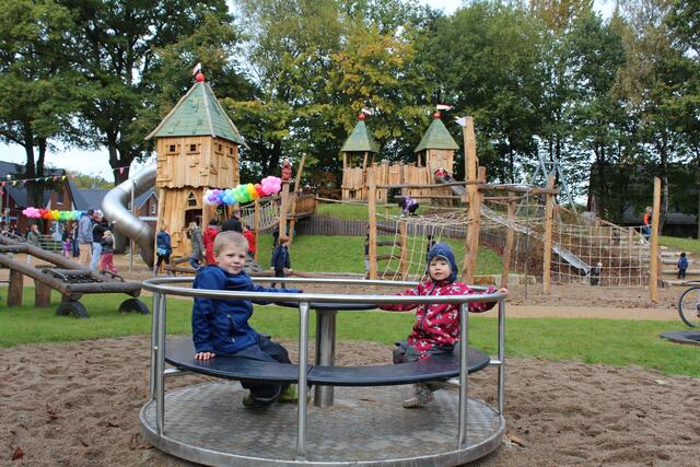 Adrian und seine Schwester Jette testen das neue Karussel