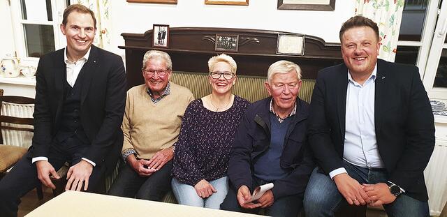 Vorstand mit Ehrengericht (v. li.): Peter Oehlrich, Burkhard Gerlach, Katja Kröger-Mollin, Rudolf Kröger und Patrick Wegner