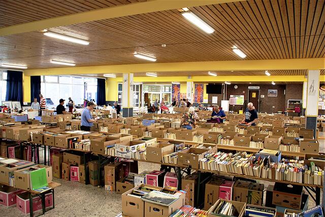 Große Auswahl beim Bücher-Flohmarkt in Freiburg. Das Bild stammt aus 2019 und damit vor der Pandemie | Foto: Bernd Bolik