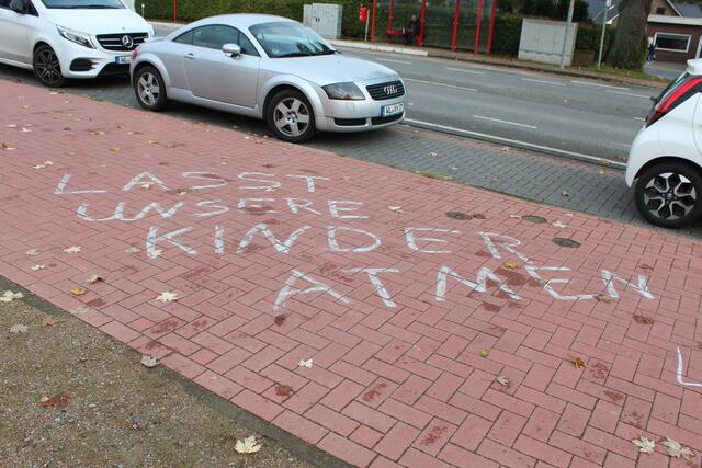 Die Forderungen der Eltern fanden sich auch auf dem Gehweg vor dem Rathaus wieder