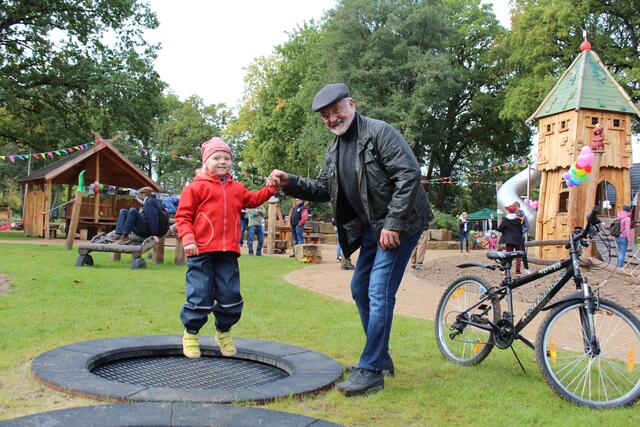 "Das ist eine Bereicherung für den ganzen Ort!", sagen Günther Floren und Enkelin Lotti bei der Einweihung des JesteParks begeistert