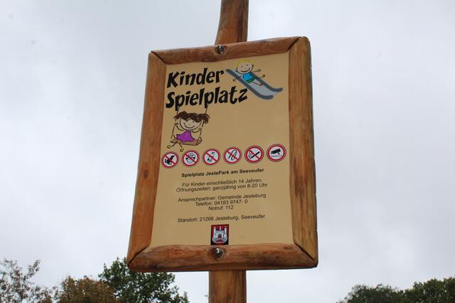 Auf dem Spielplatz darf von 8 bis 20 Uhr gespielt werden. Die angrenzende Parklandschaft kann bis 24 Uhr besucht werden