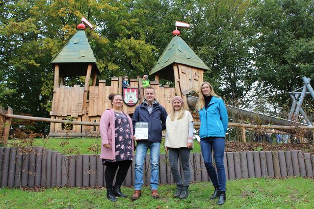 Überglücklich, dass der Jestepark jetzt eröffnet ist (v. li.): Annika Sommer, Frank Borgstedt und Anett Vandersee vom Vorstand des Fördervereins sowie LEADER-Regionalmanagerin Lina Dening