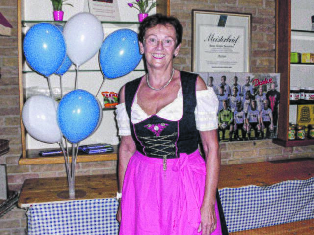 Barbara Wiebusch aus Deinste kaufte im Dirndl ein | Foto: Heinbokel