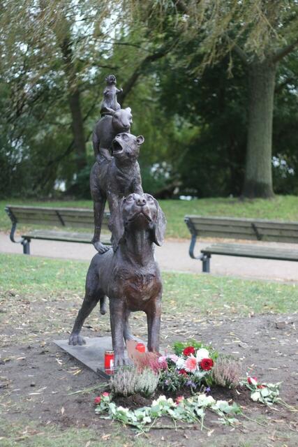 Unbekannte Tierschützer haben in Hamburg eine Skulptur der gequälten Labortiere als "Hamburger Stadtmusikanten" aufgestellt | Foto: Soko Tierschutz