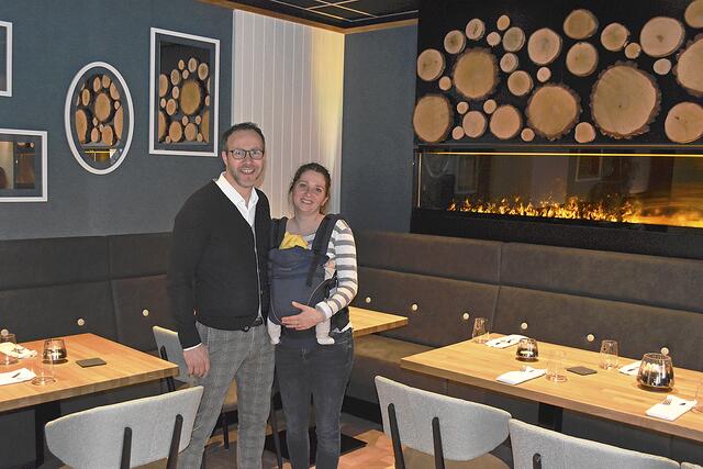 Die Inhaber Dirk und Lenka Pauleweit (mit Nachwuchs Liam Connor) vor dem Effektkamin, der für ein besonderes Flair im großen Gastraum sorgt  | Foto: Axel-Holger Haase