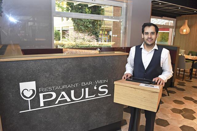 Der Restaurantleiter Johannes Flüthmann empfängt die Gäste und terminiert die Besuche | Foto: Axel-Holger Haase