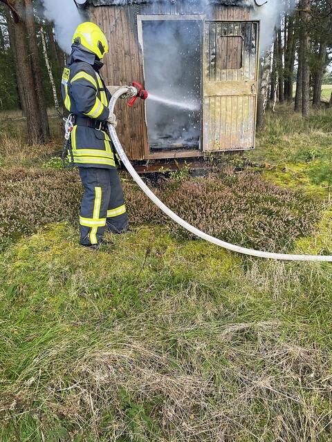 Da war nichts mehr zu retten: ein Feuerwehrmann beim Löschen der brennenden Jagdhütte