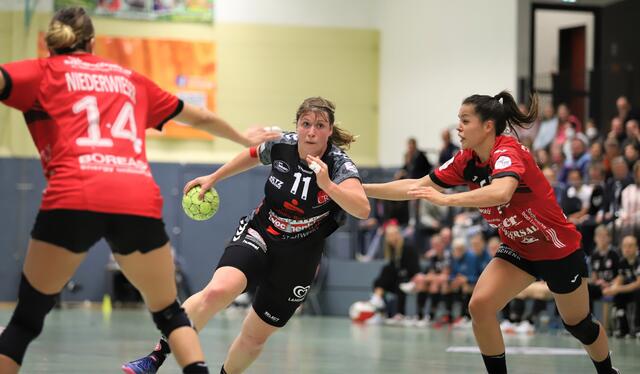 Sarah Lamp (Mitte) war kaum vom Ball zu trennen... | Foto: cc