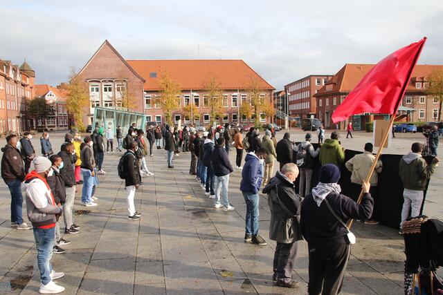Die Teilnehmer der Kundgebung achteten auf den vorgeschriebenen Abstand