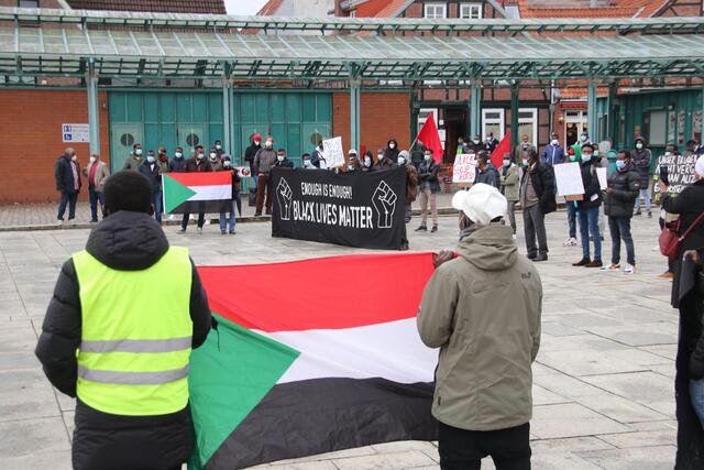 Auf der Kundgebung wurden u.a. sudanesische Fahnen und ein Transparent mit dem Spruch "Black Lives Matter" entrollt | Foto: jd