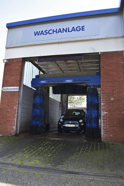 In der Waschanlage werden die Fahrzeuge gründlich vom Alltagsschmutz befreit | Foto: Axel-Holger Haase