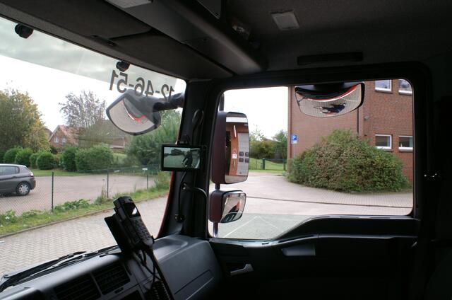 Die Sicht des Fahrers beim Abbiegen aus dem Fahrzeug und auf den Monitor