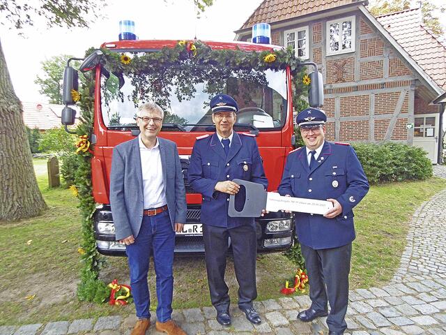Symbolische Schlüsselübergabe in Ollsen (v. li.): Samtgemeinde-Bürgermeister Olaf Muus, Ortsbrandmeister Jörg Homann, Gemeindebrandmeister Arne Behrens Foto: Pressestelle Feuerwehr SG Hanstedt