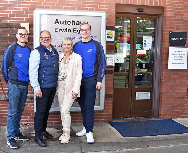 Das Autohaus Egler ist ein Familienbetrieb (v.li.): Marvin Egler, Karsten und Ingrid Egler sowie Leon Vincent Egler