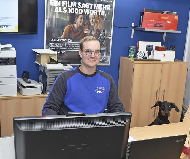 Automobilkaufmann Leon Vincent Egler ist in der 
Serviceannahme als Kundendienstberater tätig | Foto: Axel-Holger Haase