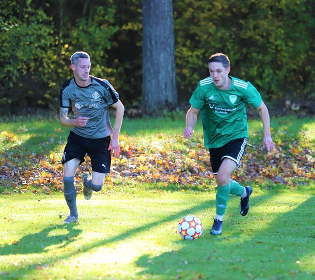 Der Estetaler Dreifach-Torschütze Maximilian Köster (re.) im Ballbesitz | Foto: cc