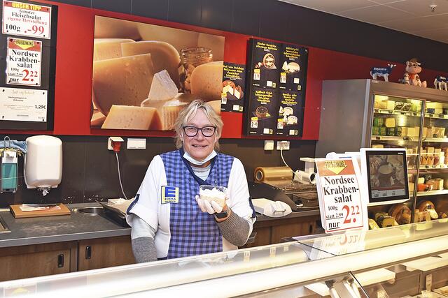 Der Nordsee-Krabbensalat, den Angela Weihe offeriert,
ist bei den Kunden sehr beliebt | Foto: Axel-Holger Haase