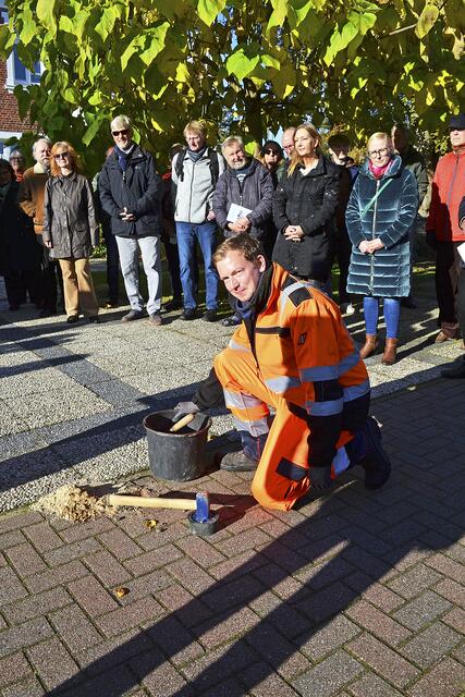 Während der Reden brachte Bauhofmitarbeiter Sascha Osse vom Bauhof den Stolperstein in den Boden  | Foto: bim