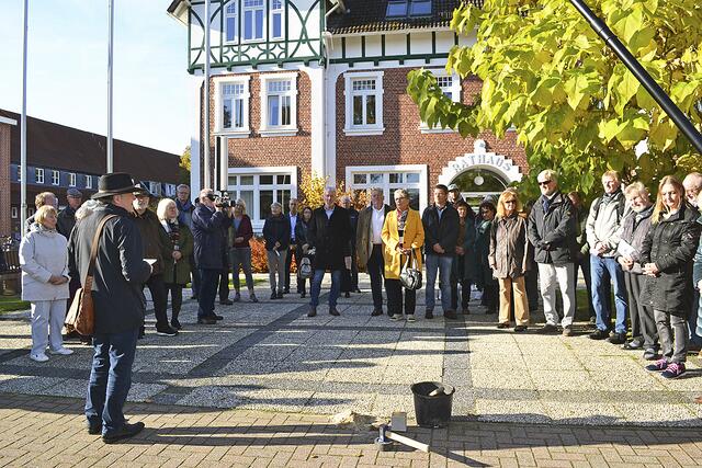 Zahlreiche Interessierte wohnten der Stolperstreinverlegung vor dem Rathaus bei. Hier bei der Rede von Bürgermeister Gerhard Netzel neben dem vorbereiteten Platz für den Stolperstein