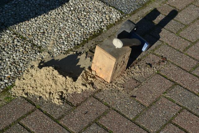 Das vorbereitete Loch, in das der Stolperstein vor dem Rathaus in den Boden gebracht wurde | Foto: bim