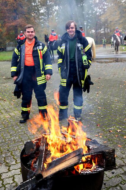 Die Feuerwehr sorgte nicht nur für Wasser, sondern buchstäblich auch für die "Feuerprobe" mit Feuer und Brandgeruch | Foto: Uwe Stelling