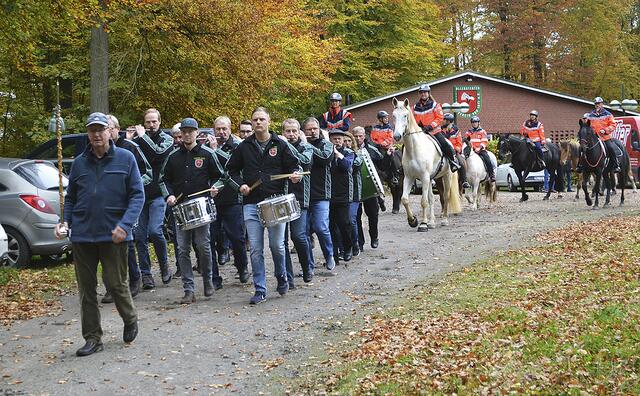 Auch das Reiten hinter dem Spielmannszug gehörte zur Übung | Foto: bim