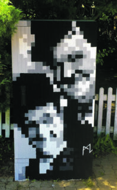 Digital wirkende Kunst auf einem Stromkasten an der Eichenallee in Maschen zeigt die Komiker Stan Laurel und Oliver Hardy gepixelt Fotos: Präventionsrat Seevetal