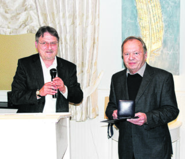 Wolfgang Krause (li.), Kreisgeschäftsführer des Niedersächsischen Städte- und Gemeindebundes, zeichnete Manfred Dittmer für 35-jährige Mitgliedschaft im Rat aus | Foto: ce
