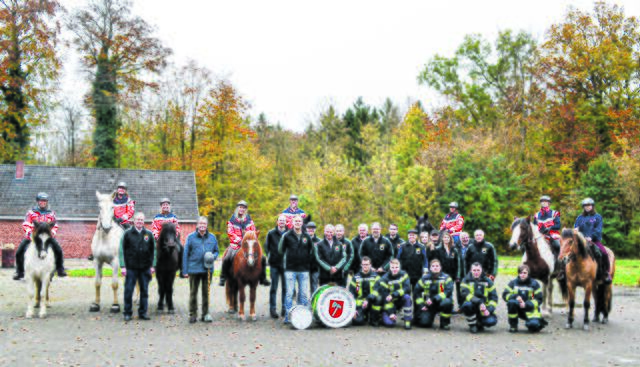 Großartige Unterstützung für ihr Training erhielt jetzt die Reiterstaffel der Johanniter Unfallhilfe von der Feuerwehr und dem Spielmannszug des Schützenvereins Hollenstedt | Foto: bim