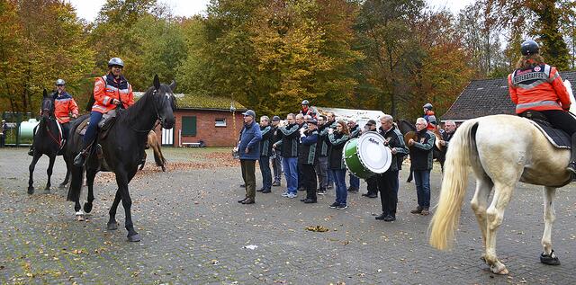 Auch das Umrunden des musizierenden Spielmannszugs wurde trainiert | Foto: bim