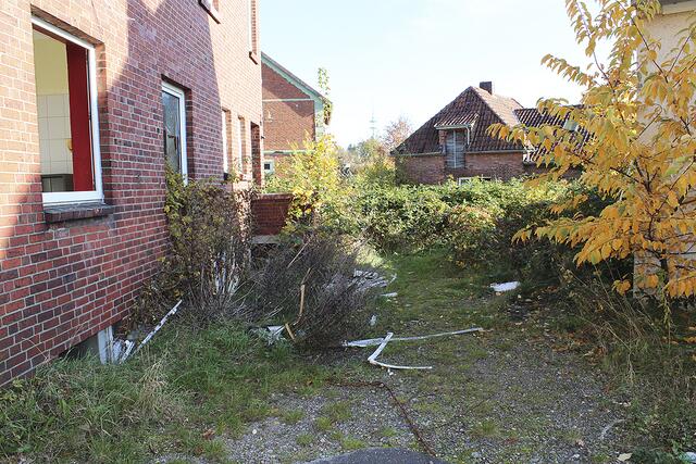Kein schöner Anblick: Die unbewohnten Häuser sowie die Hinterhöfe an der Bahnhofstraße verfallen zusehends