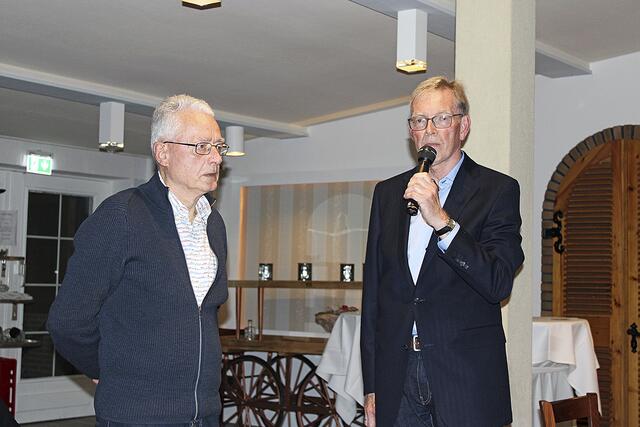 Der scheidende Bürgermeister Gerd Müller (re.) verabschiedete als letzte Amtshandlung Peter Koenecke nach 23 Jahren als Protokollführer des Gemeinderates | Foto: ce