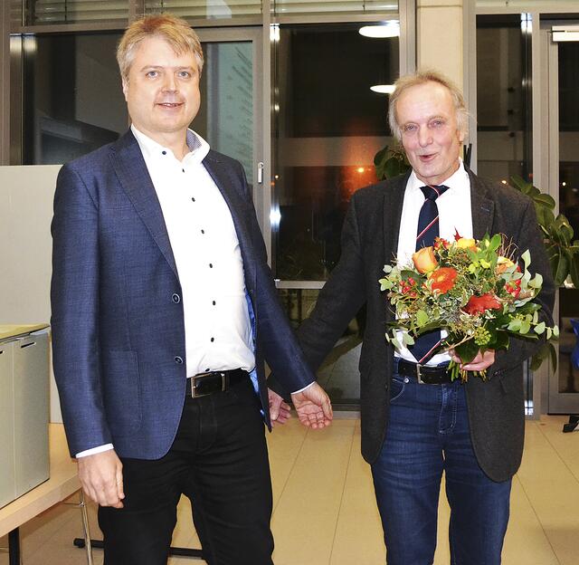 Gemeindedirektor Dr. Peter Dörsam (li.) überreichte Gerhard Netzel zum Abschied einen Blumenstrauß | Foto: bim