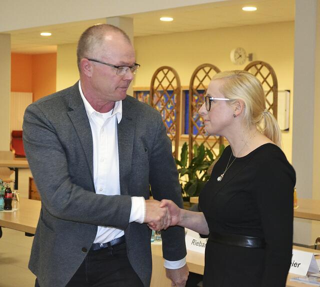 Fairer Handschlag: Nadja Weippert reichte Karl-Siegfried Jobmann die Hand | Foto: bim