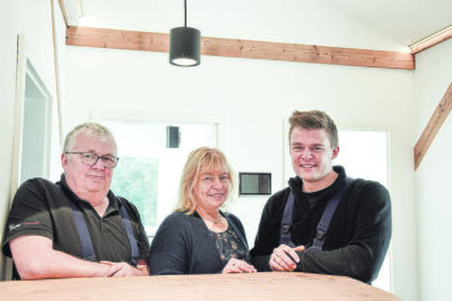 Führungstrio: Heino (v. li.), Marlies und Jannik Neuse im neuen Firmenbüro in einem sanierten Stallgebäude | Foto: ts