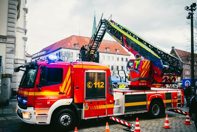 Mehr als 16 Hilfsorganisationen präsentieren sich auf dem Platz Am Sande und an der Bardowicker Straße/Ecke Landgericht