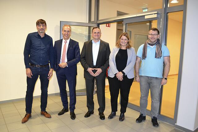 Ein Teil der engagierten Verwaltungsmitarbeiterinnen und -mitarbeiter (v. li.): Bauamtsleiter Axel Seute,  Erster Samtgemeinderat Stefan Walnsch, Wahlleiter, Ordnungsamtsleiter und Samtgemeinderat Michael Burmester, die Verwaltungsfachwirtin und stellvertretende Wahlleiterin Nadine Harmann und IT-Experte Volker Indorf | Foto: bim